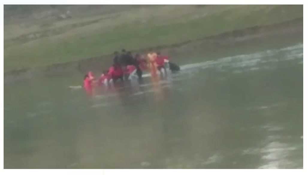 मप्र में बड़ा हादसा- सिंध नदी में वैन गिरने से 4 लोगों की मौत, 15 अन्य घायल मप्र में बड़ा हादसा- सिंध नदी में वैन गिरने से 4 लोगों की मौत, 15 अन्य घायल